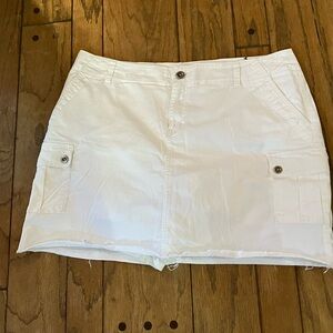 LANE BRYANT  WHITE SHORT SKIRT W/BUILT IN UNDER SHORTS 6 POCKETS SZ 18
